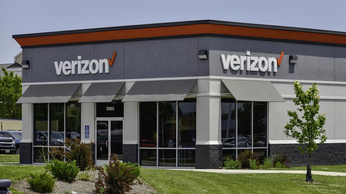 Should You Invest In Your Mobile Provider? Why Verizon and AT&T Are Good Picks Should You Invest In Your Mobile Provider? Why Verizon and AT&T Are Good Picks