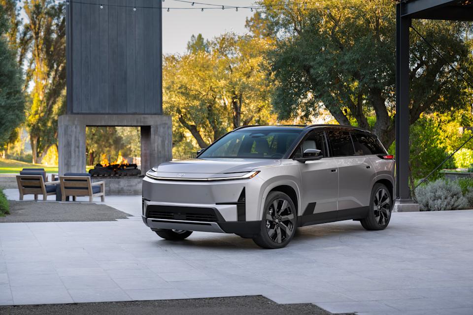 Toyota recasts Highlander as 3-row electric SUV, even as industry reverses from EVs Toyota recasts Highlander as 3-row electric SUV, even as industry reverses from EVs