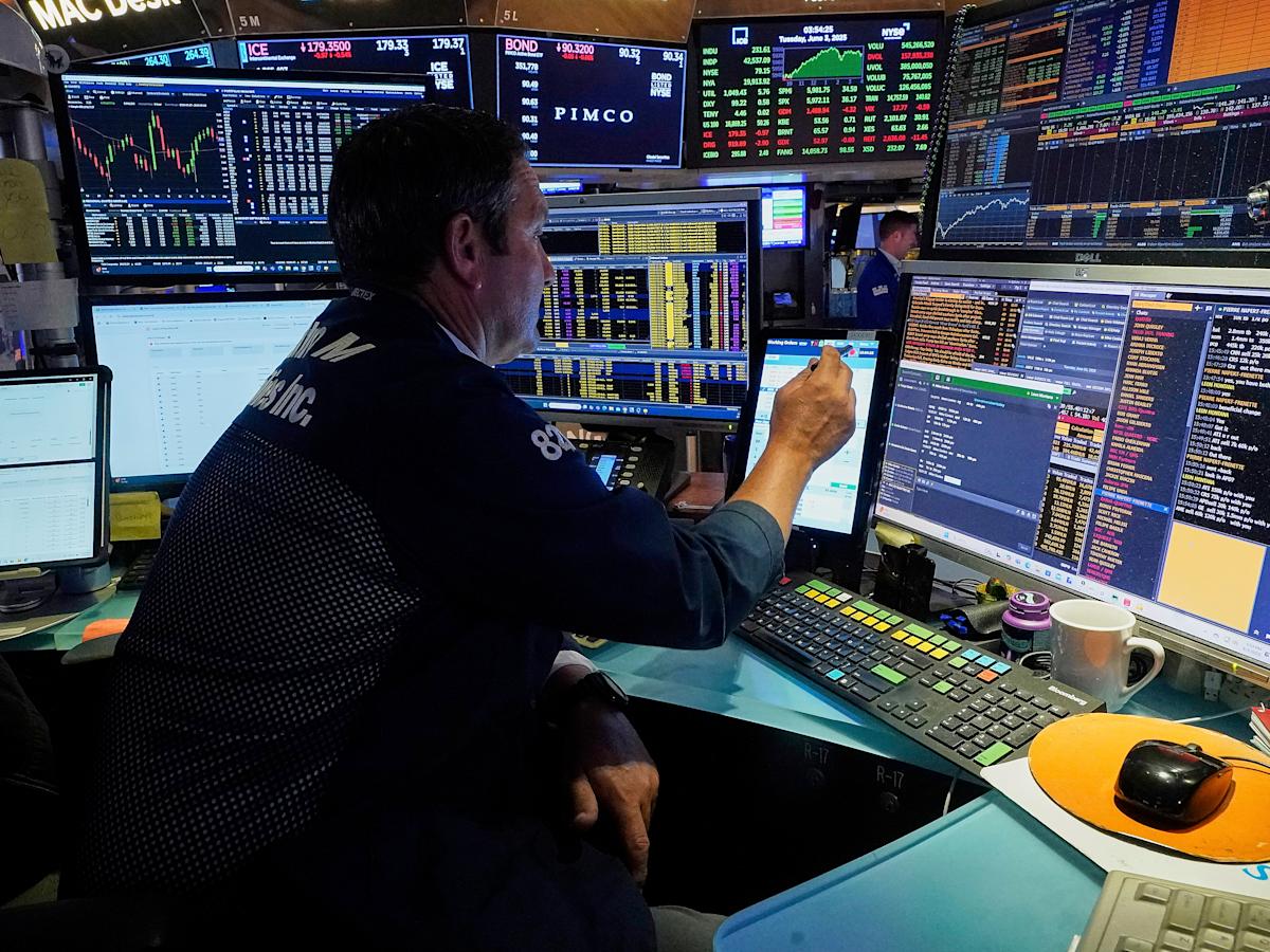 Wall Street’s big rally stalls following some discouraging economic data Wall Street’s big rally stalls following some discouraging economic data