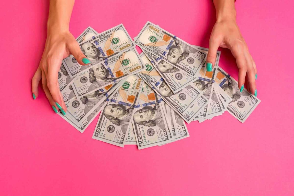 Dollar Climbs as US-Iran War Tensions Rise Dollar Climbs as US-Iran War Tensions Rise