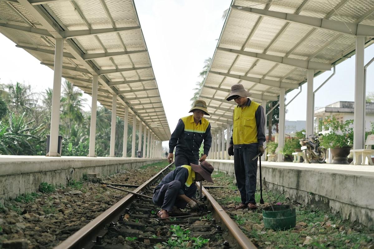 L B Foster Co (FSTR) Delivers First 320-Foot Rail Train to Lake State Railway L B Foster Co (FSTR) Delivers First 320-Foot Rail Train to Lake State Railway