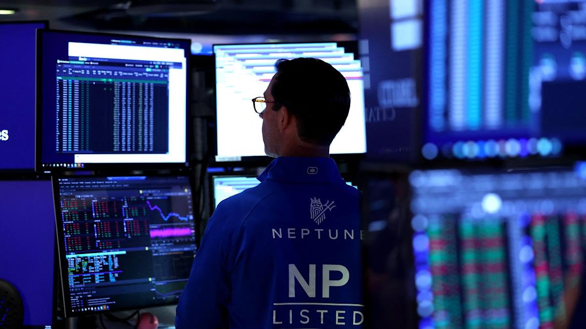 Why stocks are up even as the economy weakens Why stocks are up even as the economy weakens