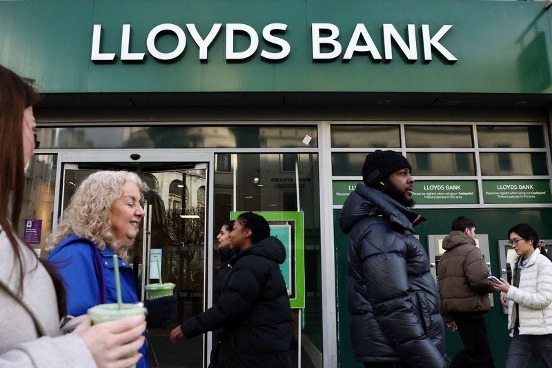 Nearly half a million customers hit by Lloyds IT glitch that exposed transaction data, committee says Nearly half a million customers hit by Lloyds IT glitch that exposed transaction data, committee says