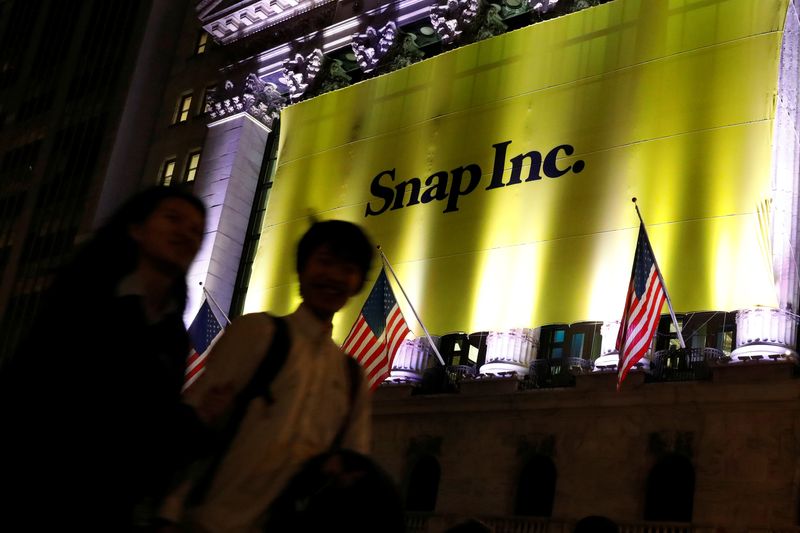 Snap reports upbeat revenue as holiday season fuels ad sales Snap reports upbeat revenue as holiday season fuels ad sales