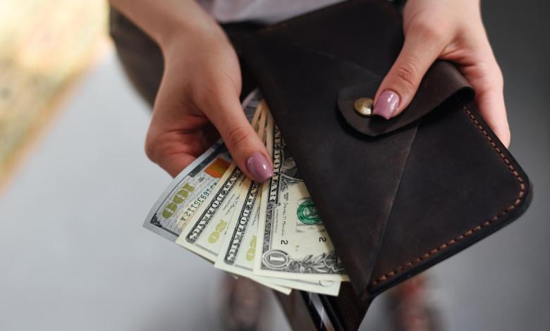 How to deposit cash into a bank account How to deposit cash into a bank account