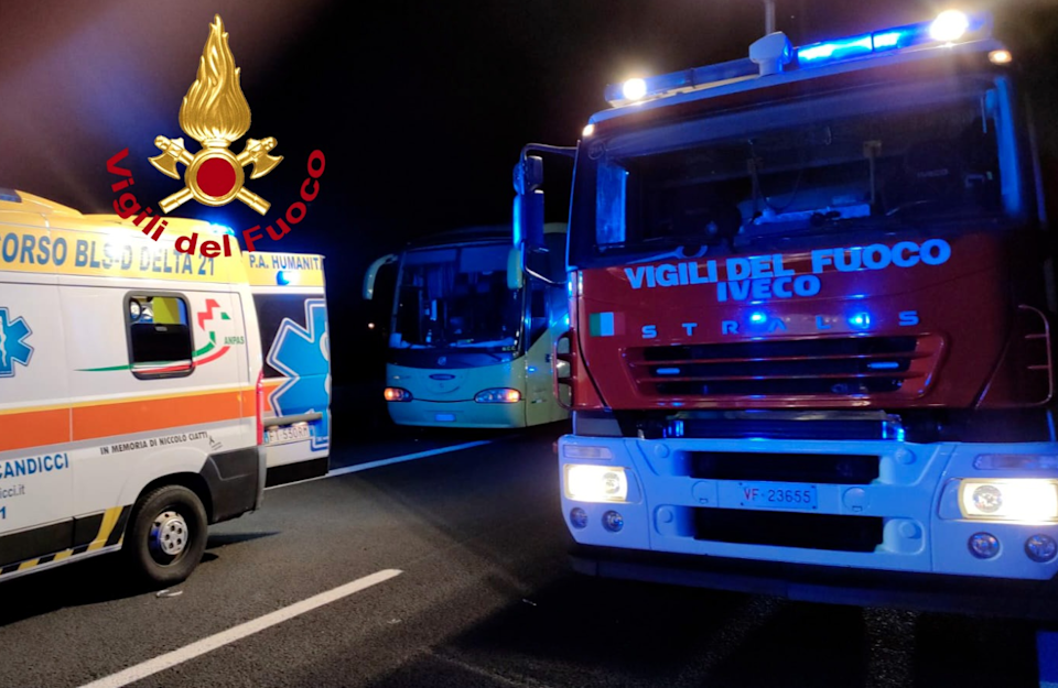 Firenze, tir tampona due pullman in A1: morto conducente, 15 feriti
