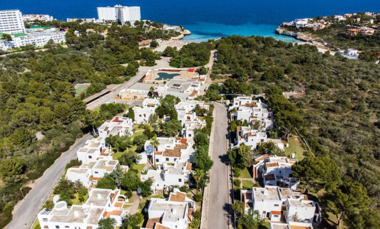Skip the hotel. These holiday apartments in Mallorca are just 3 steps from the beach Skip the hotel. These holiday apartments in Mallorca are just 3 steps from the beach