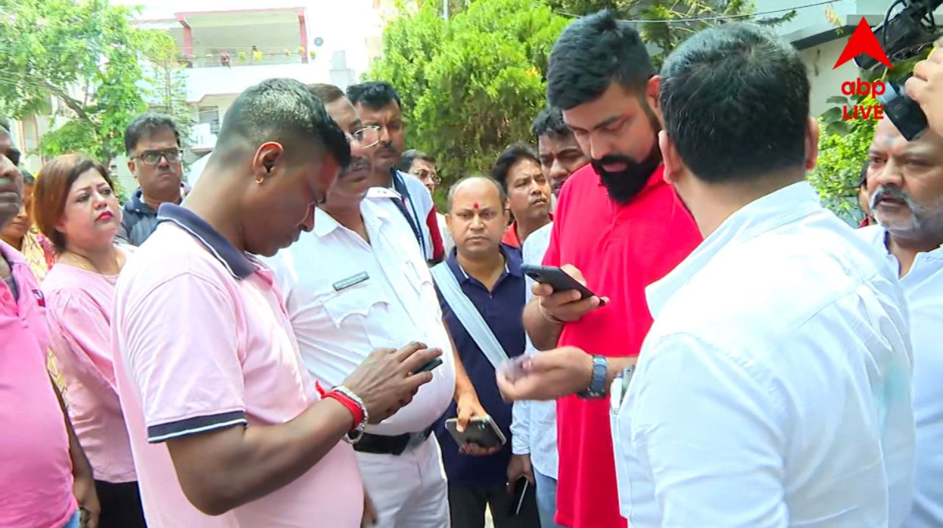 সামশেরগঞ্জে নিহতদের পরিবারের উপর হেনস্থার অভিযোগ, শুভেন্দুর ভাড়াবাড়িতে ঠাঁই ক্ষতিগ্রস্তদের সামশেরগঞ্জে নিহতদের পরিবারের উপর হেনস্থার অভিযোগ, শুভেন্দুর ভাড়াবাড়িতে ঠাঁই ক্ষতিগ্রস্তদের