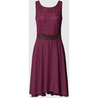 V.M. Knielange cocktailjurk met kant Bordeaux