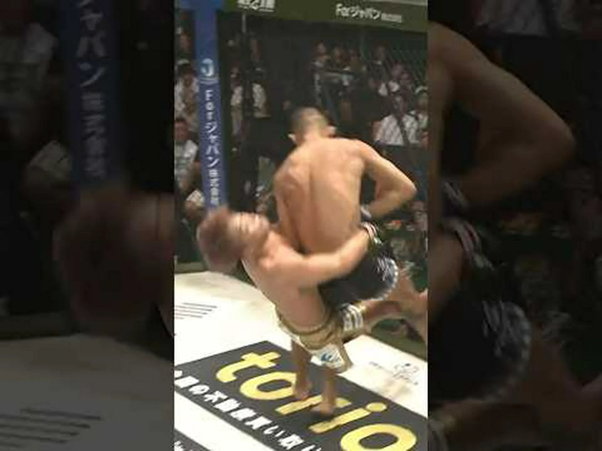 一時停止の標識とグラップリング フックを備えたディフェンダー 一時停止の標識とグラップリング フックを備えたディフェンダー