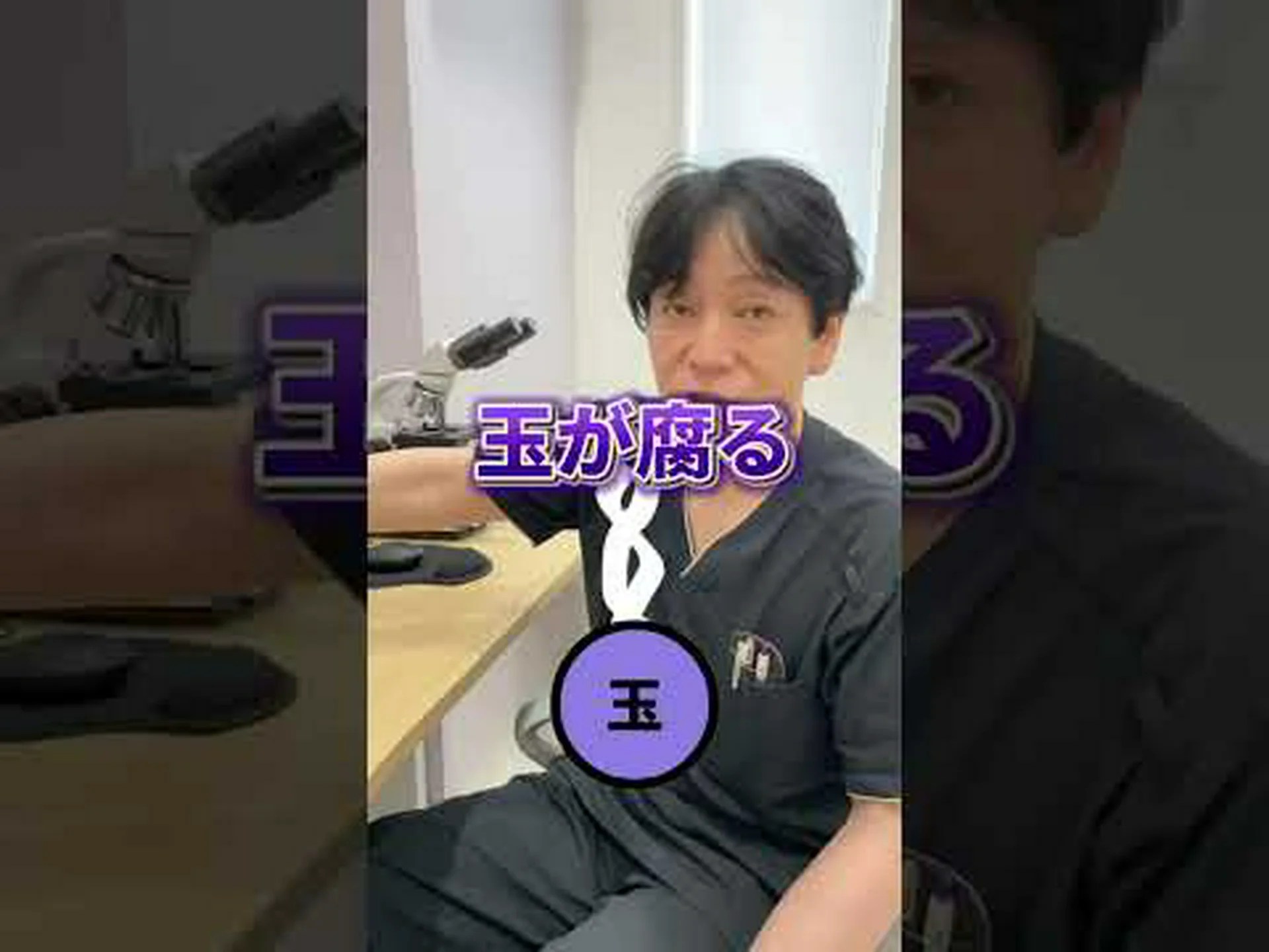 小さな睾丸で大声で見せびらかす 小さな睾丸で大声で見せびらかす