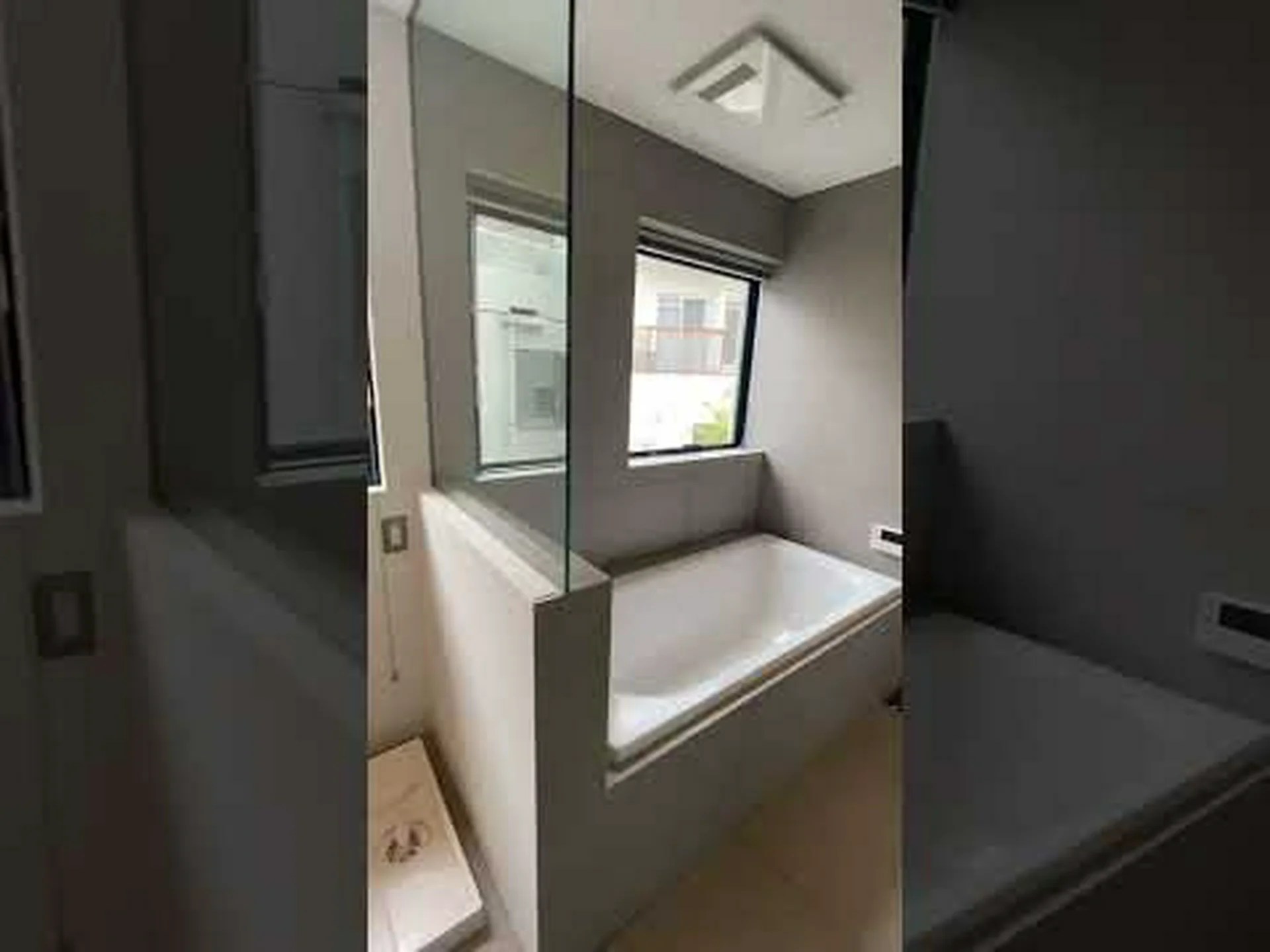 寝室の窓の前に木がある女の子は成功する 寝室の窓の前に木がある女の子は成功する