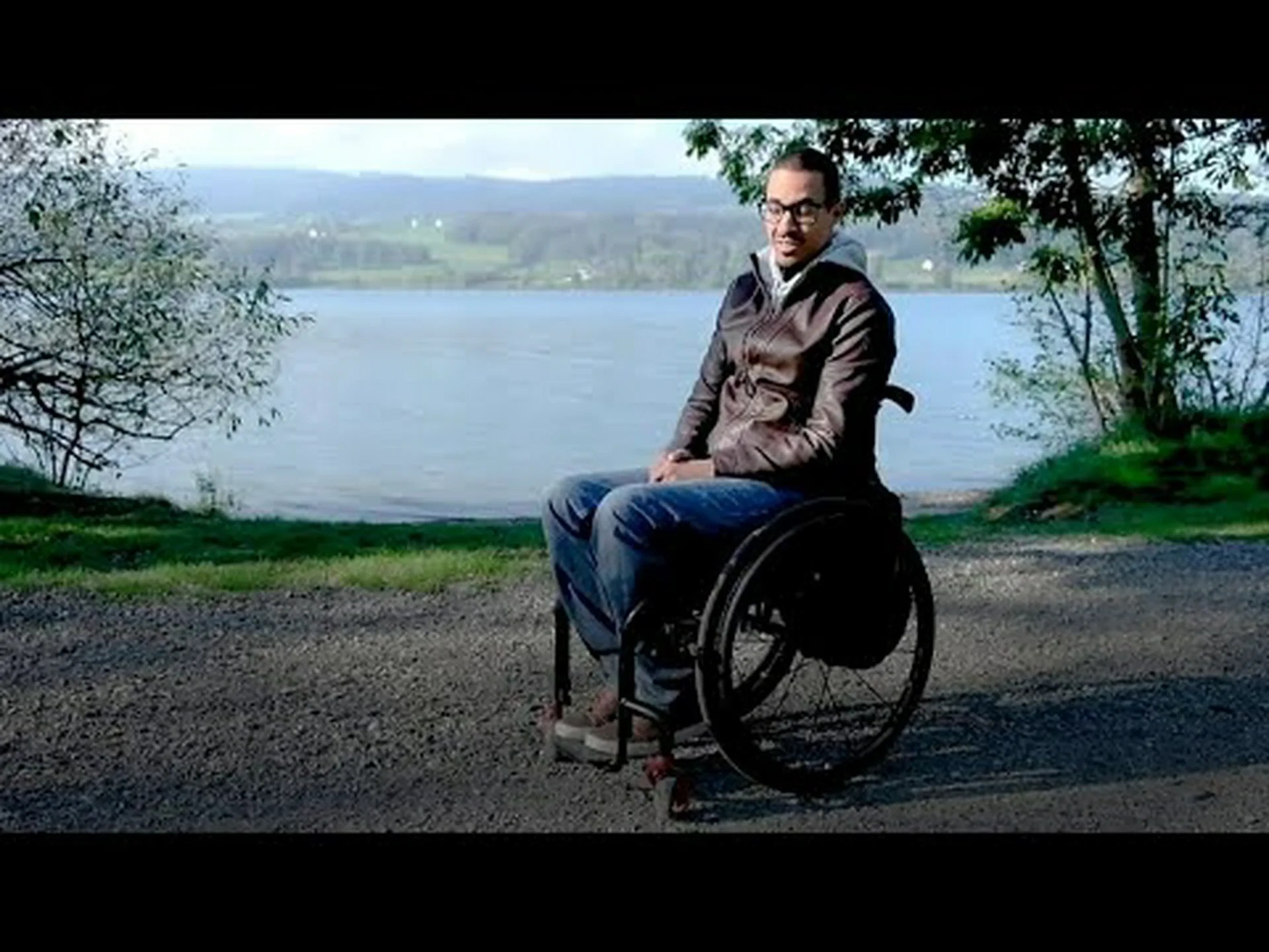 半身麻痺の男性が再び歩けるようになる 半身麻痺の男性が再び歩けるようになる