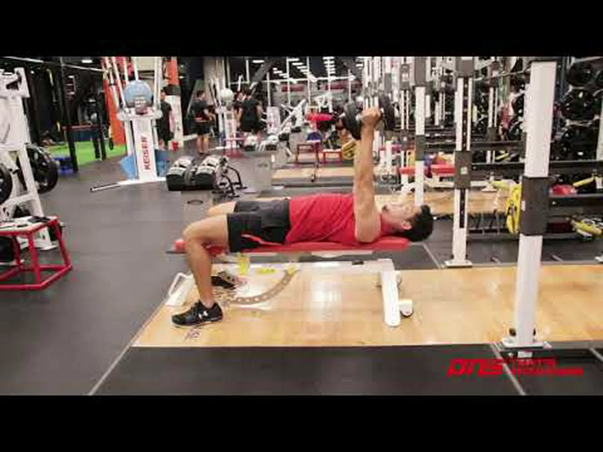 ダンベルと腕を曲げた上腕三頭筋のプルオーバー – やり方とよくある間違い ダンベルと腕を曲げた上腕三頭筋のプルオーバー – やり方とよくある間違い