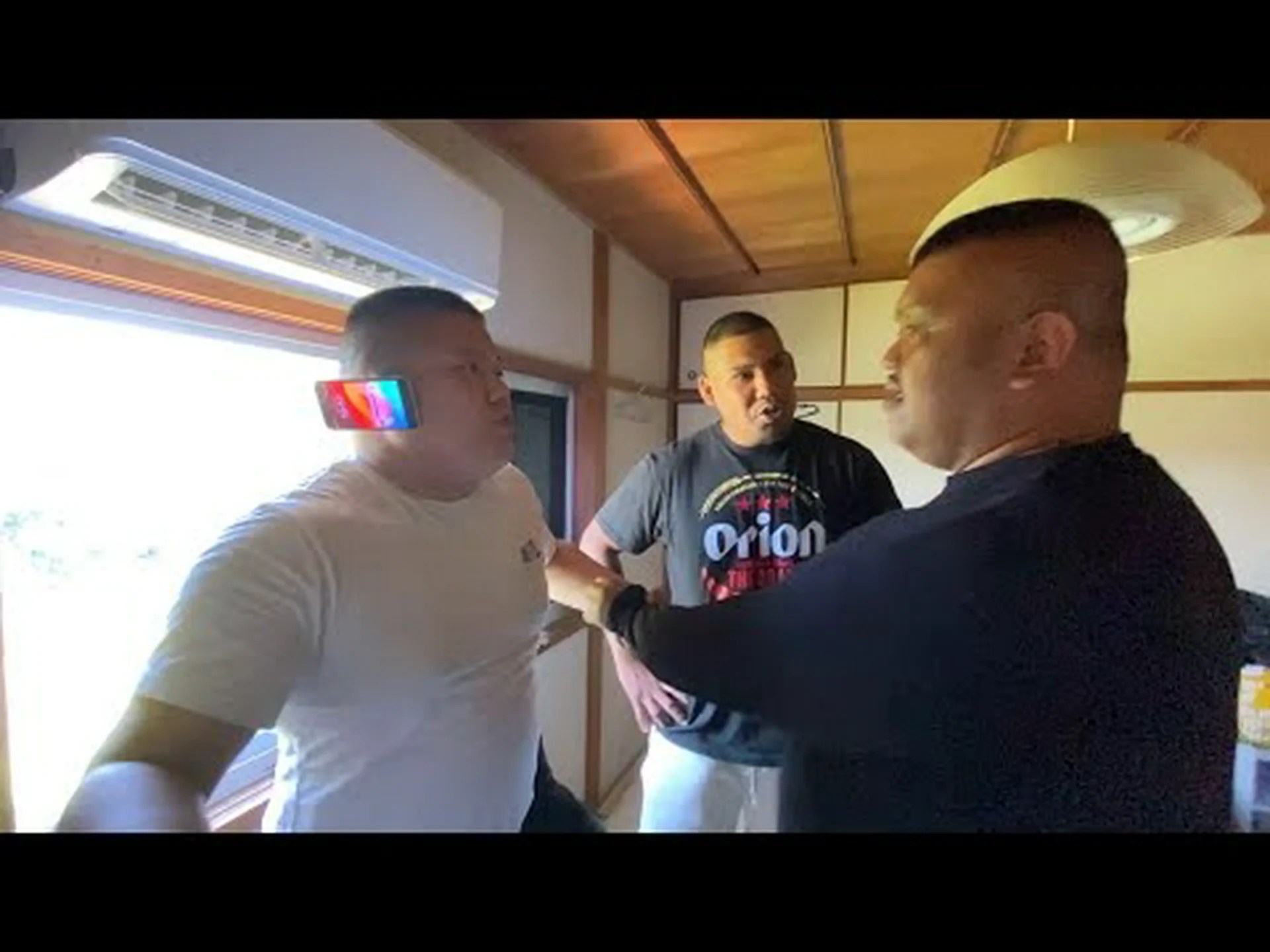 耳を接着して隠すのはインターネットの新しいトレンドです。リスクを理解してください 耳を接着して隠すのはインターネットの新しいトレンドです。リスクを理解してください