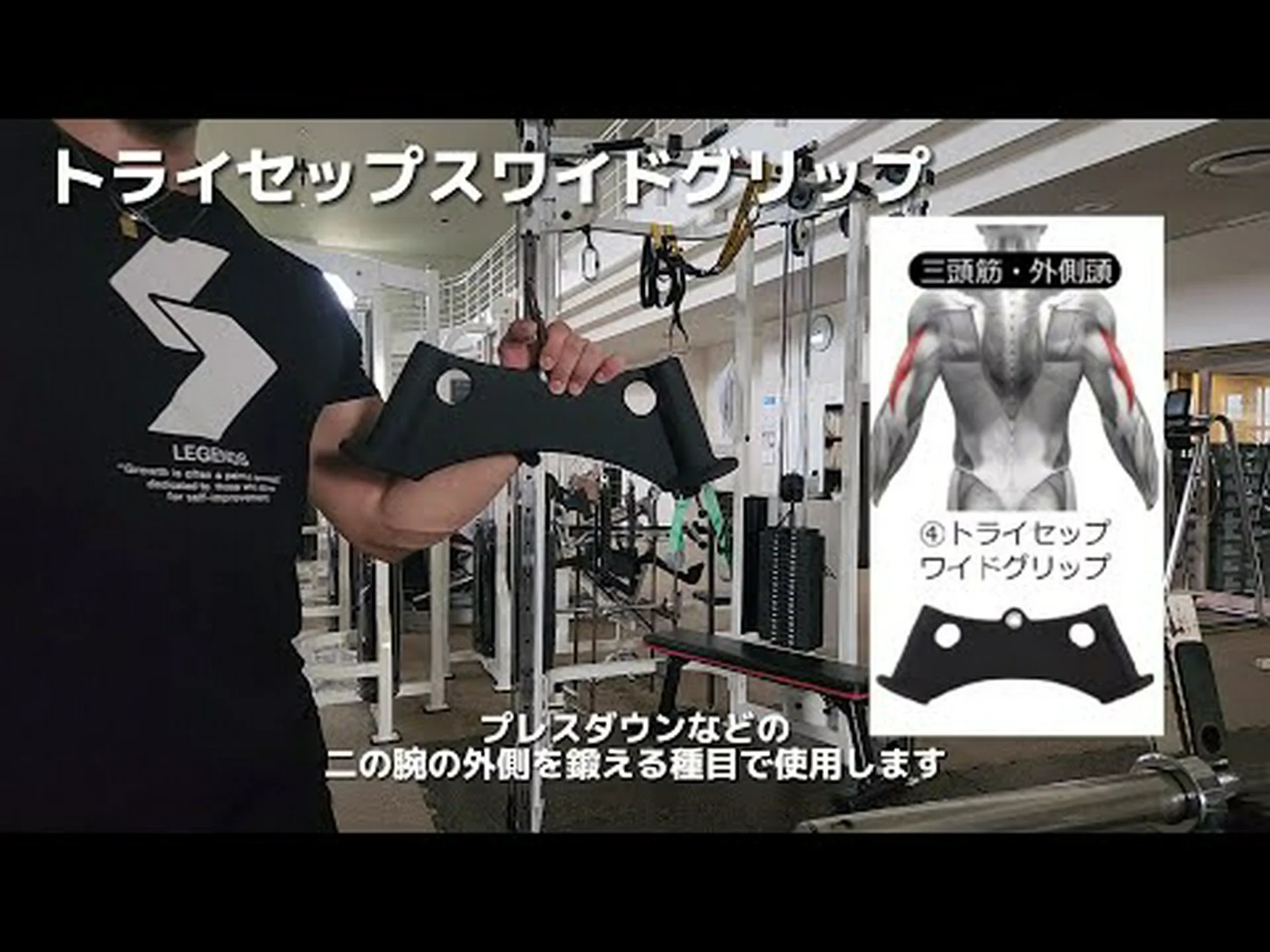 座って広いグリップでケーブルマシンを漕ぐ – やり方とよくある間違い 座って広いグリップでケーブルマシンを漕ぐ – やり方とよくある間違い