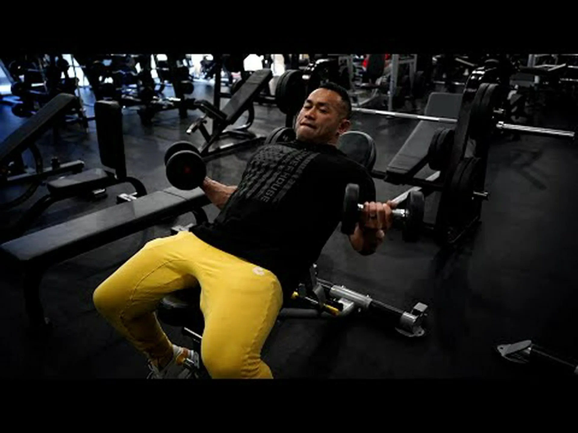 インクラインベンチでダンベルを使って上腕二頭筋カール – やり方とよくある間違い インクラインベンチでダンベルを使って上腕二頭筋カール – やり方とよくある間違い