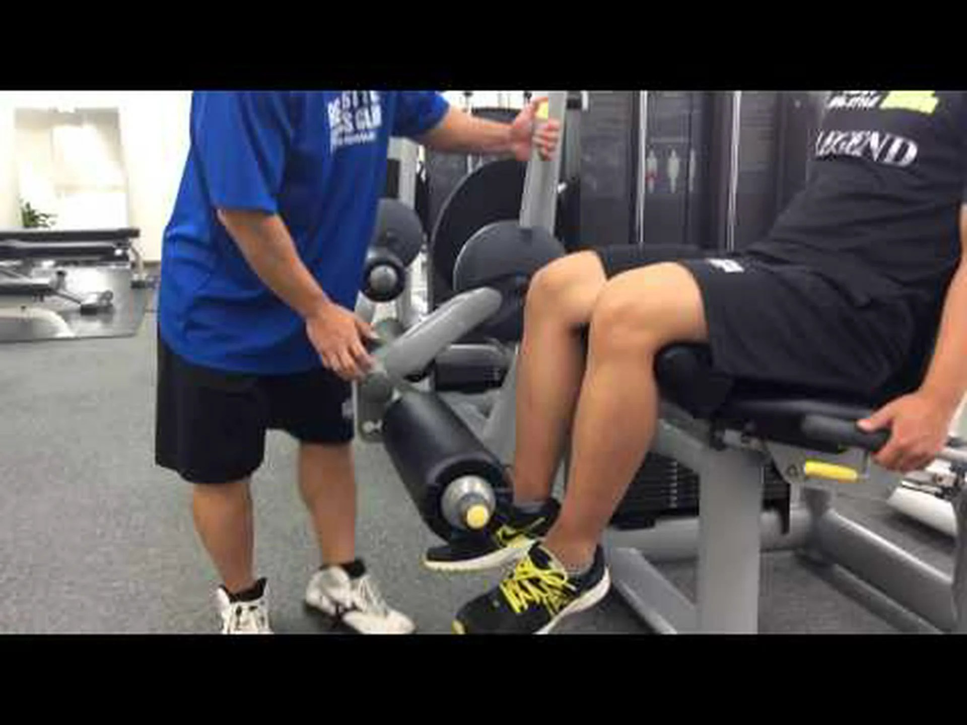 マシンでのレッグエクステンション – やり方とよくある間違い マシンでのレッグエクステンション – やり方とよくある間違い