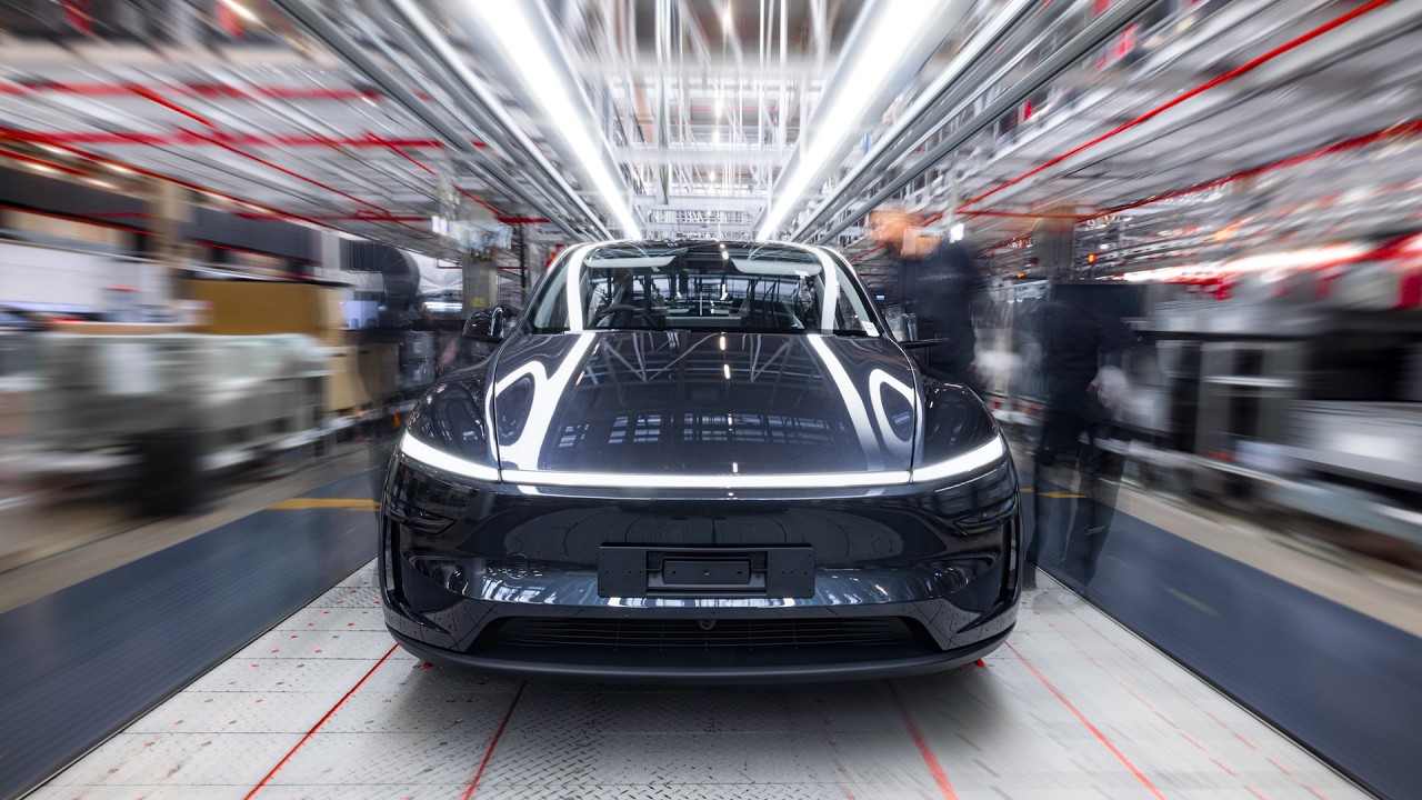 Tesla Revolusi Produksi Swakemudi