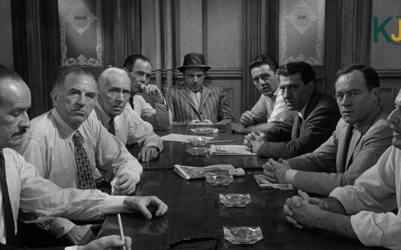 12 Angry Men! Kenapa Film Klasik Ini Bisa Mengubah Cara Pandangmu Tentang Keadilan 12 Angry Men! Kenapa Film Klasik Ini Bisa Mengubah Cara Pandangmu Tentang Keadilan