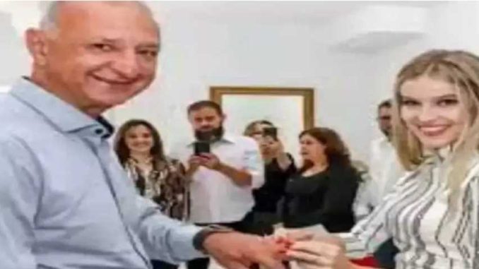 65 साल के अरबपति ने 16 साल की लड़की से रचाई शादी, सुहागरात पर कर दिया ये हाल “ ˌ 65 साल के अरबपति ने 16 साल की लड़की से रचाई शादी, सुहागरात पर कर दिया ये हाल “ ˌ