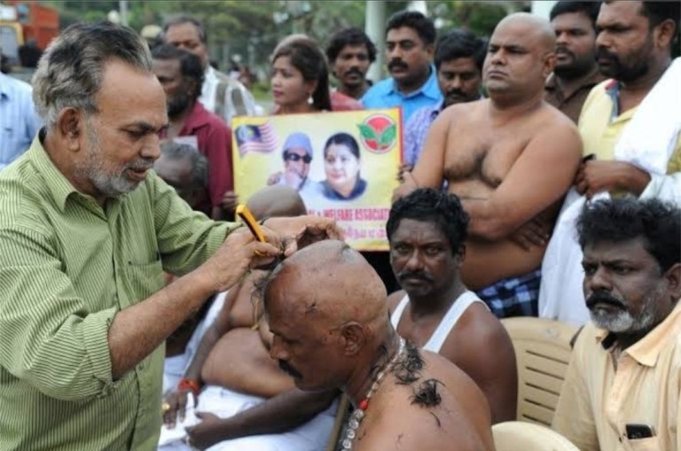 परिवार में किसी की मृत्यु के बाद मुंडन क्यों करवाते हैं? 99% लोग नहीं जानते असली कारणˎ “ • ˌ परिवार में किसी की मृत्यु के बाद मुंडन क्यों करवाते हैं? 99% लोग नहीं जानते असली कारणˎ “ • ˌ