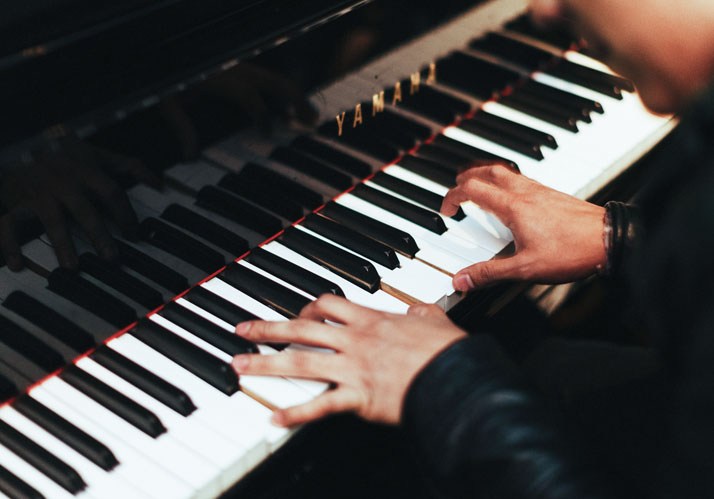 Macht Übung den Meister? Wie unser Gehirn durch musikalisches Training geformt wird – und welche Rolle Talent dabei spielt Macht Übung den Meister? Wie unser Gehirn durch musikalisches Training geformt wird – und welche Rolle Talent dabei spielt