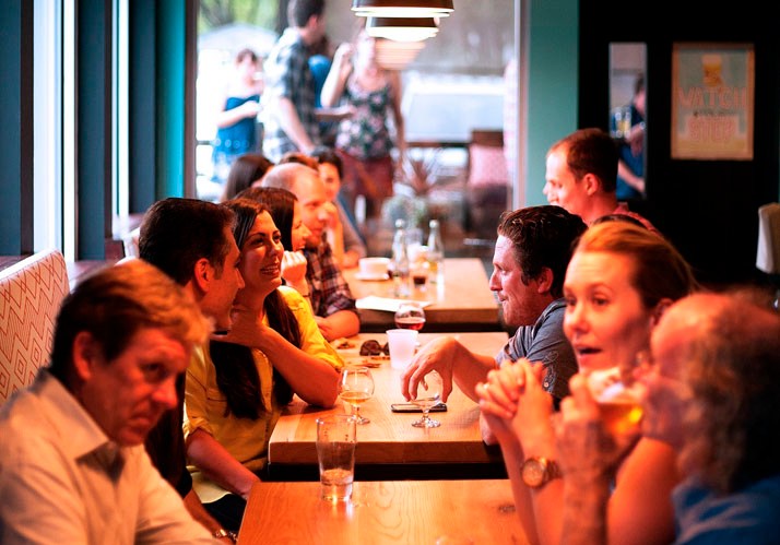 Was hält uns jung? Gemeinschaft! … denn Einsamkeit schmerzt, steckt an und bringt uns um Was hält uns jung? Gemeinschaft! … denn Einsamkeit schmerzt, steckt an und bringt uns um