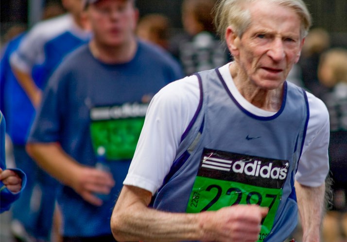 Jung im Kopf – Erstaunliche Einsichten der Gehirnforschung in das Älterwerden Jung im Kopf – Erstaunliche Einsichten der Gehirnforschung in das Älterwerden