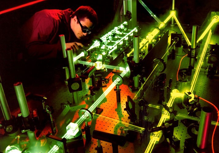 Physik-Symposium 2019 | Revolution mit Hindernissen – Der steinige Weg von der neuen Physik zu einem neuen Weltbild Physik-Symposium 2019 | Revolution mit Hindernissen – Der steinige Weg von der neuen Physik zu einem neuen Weltbild