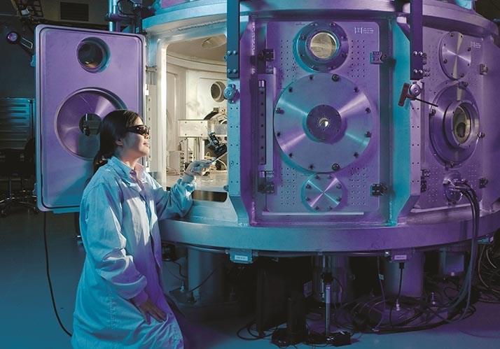 PhilosophieTag | Theorie und Experiment im naturwissenschaftlichen Denken – die besondere Rolle der Physik PhilosophieTag | Theorie und Experiment im naturwissenschaftlichen Denken – die besondere Rolle der Physik