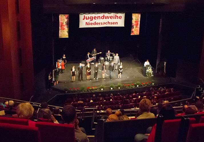 Erwachsen werden ohne Gott – Jugendweihe: Überflüssiger Anachronismus oder sinnstiftendes Ritual? Erwachsen werden ohne Gott – Jugendweihe: Überflüssiger Anachronismus oder sinnstiftendes Ritual?