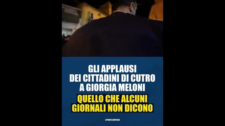 Giorgia Meloni al suo arrivo a Cutro accolta da applausi. La verità che alcuni giornali nascondono Giorgia Meloni al suo arrivo a Cutro accolta da applausi. La verità che alcuni giornali nascondono