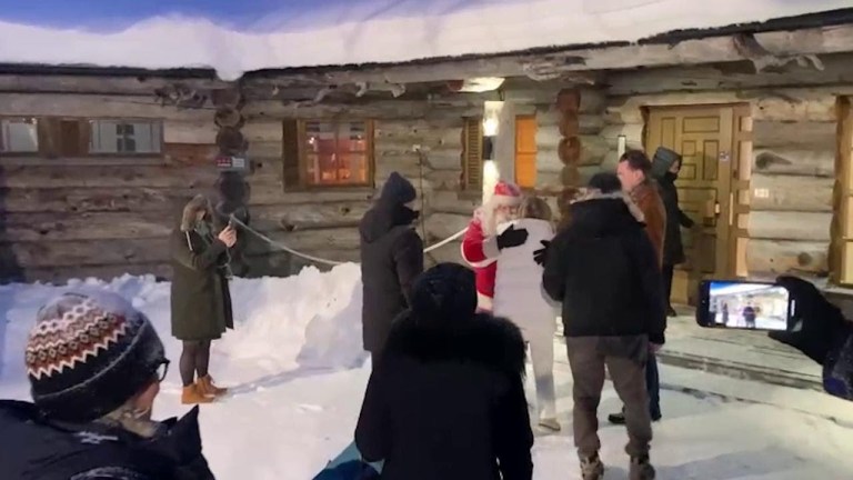 L’abbraccio tra BABBO NATALE e GIORGIA MELONI durante il summit in LAPPONIA L’abbraccio tra BABBO NATALE e GIORGIA MELONI durante il summit in LAPPONIA