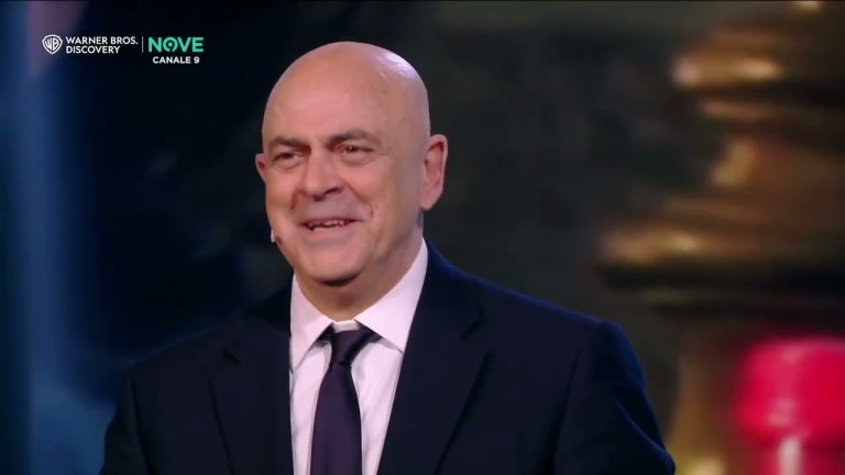 Crozza sulla faida tra il ministro Sangiuliano e il presidente De Luca Crozza sulla faida tra il ministro Sangiuliano e il presidente De Luca