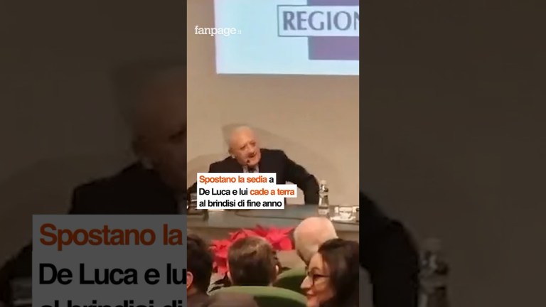 Gli spostano la sedia e Vincenzo De Luca cade a terra: incidente in Regione Campania #shorts Gli spostano la sedia e Vincenzo De Luca cade a terra: incidente in Regione Campania #shorts