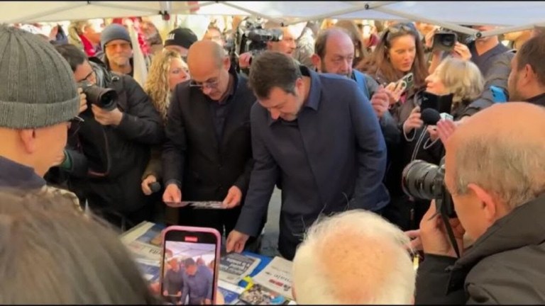 Striscione ‘Il fatto non sussiste’ accoglie Salvini a Roma dopo l’assoluzione Striscione ‘Il fatto non sussiste’ accoglie Salvini a Roma dopo l’assoluzione