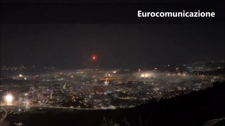Allo scoccare della mezzanotte del 1° gennaio 2025 a Napoli si scatenano botti e fuochi d’artificio Allo scoccare della mezzanotte del 1° gennaio 2025 a Napoli si scatenano botti e fuochi d’artificio