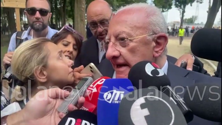 De Luca a Meloni: “Passeggiata? Non mi riferivo a Caivano, state sereni” De Luca a Meloni: “Passeggiata? Non mi riferivo a Caivano, state sereni”