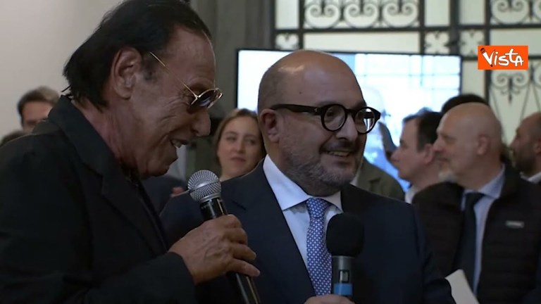 Siparietto Venditti con Sangiuliano: “Perchè parli di me al passato?” “Siamo diversamente giovani” Siparietto Venditti con Sangiuliano: “Perchè parli di me al passato?” “Siamo diversamente giovani”