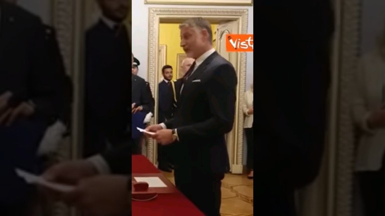 Il giuramento al Quirinale del nuovo Ministro della Cultura Alessandro Giuli #shorts #news Il giuramento al Quirinale del nuovo Ministro della Cultura Alessandro Giuli #shorts #news