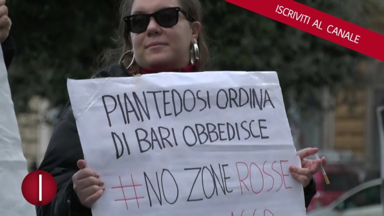 PIAZZA MUNICIPIO, MANIFESTAZIONE CONTRO LE ZONE ROSSE A NAPOLI PIAZZA MUNICIPIO, MANIFESTAZIONE CONTRO LE ZONE ROSSE A NAPOLI