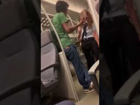 Giorgia Meloni: La capotreno non si lascia intimidire e persuade straniero prepotente. Brava! Giorgia Meloni: La capotreno non si lascia intimidire e persuade straniero prepotente. Brava!