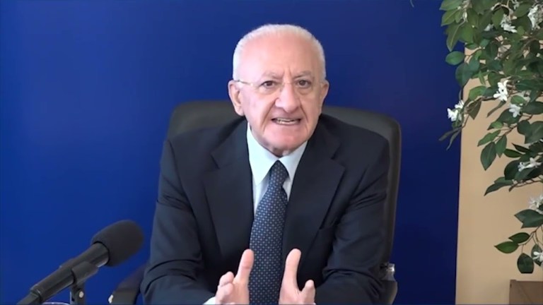 DE LUCA: “L’ AUTONOMIA DI SALVINI É UN SUICIDIO PER IL SUD” DE LUCA: “L’ AUTONOMIA DI SALVINI É UN SUICIDIO PER IL SUD”