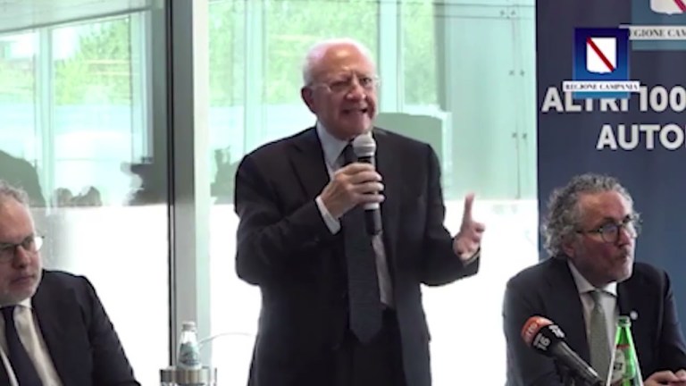 DE LUCA ATTACCA IL GOVERO MELONI: “IN CAMPANIA NON CI FACCIAMO RICATTARE…” DE LUCA ATTACCA IL GOVERO MELONI: “IN CAMPANIA NON CI FACCIAMO RICATTARE…”