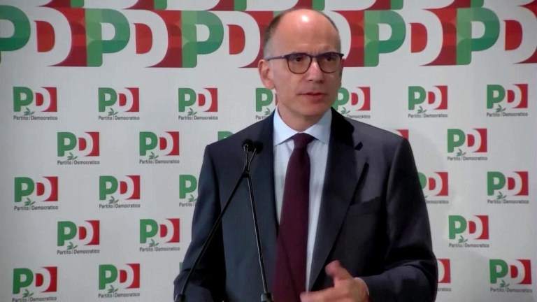 Letta difende il simbolo del Pd: “Rimanga così com’è”. Poi fa mea culpa sul governismo dem Letta difende il simbolo del Pd: “Rimanga così com’è”. Poi fa mea culpa sul governismo dem