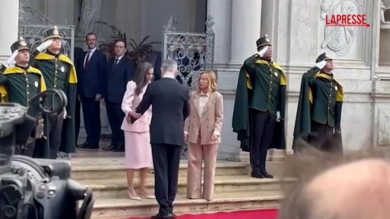 Il RE di SPAGNA dalla premier MELONI: l’imbarazzo della regina LETIZIA per la foto di rito Il RE di SPAGNA dalla premier MELONI: l’imbarazzo della regina LETIZIA per la foto di rito