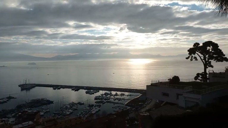 NAPOLI. Magnifico panorama in una nuvolosa mattina di Gennaio. NAPOLI. Magnifico panorama in una nuvolosa mattina di Gennaio.
