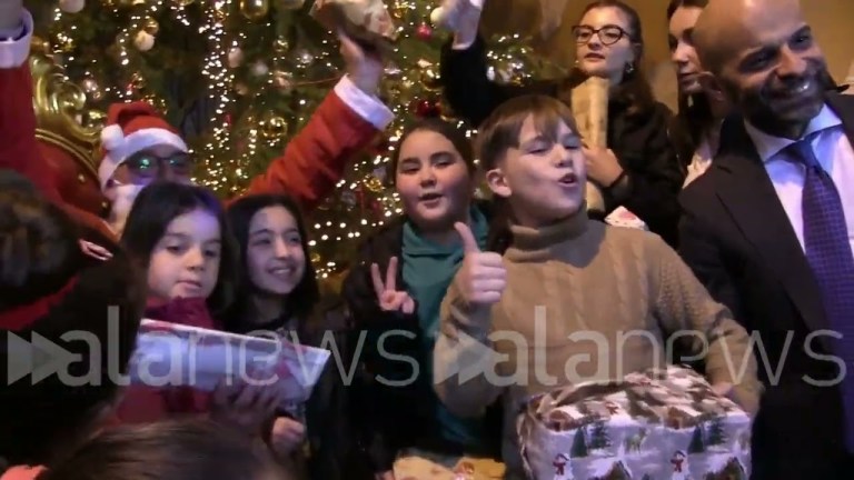 Natale, Comune di Napoli dona regali a bimbi disagiati. Presente anche Clementino Natale, Comune di Napoli dona regali a bimbi disagiati. Presente anche Clementino