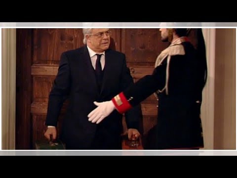 Crozza-Mattarella tenta in tutti i modi di fuggire dal Quirinale. Ma alla fine trova un premier c… Crozza-Mattarella tenta in tutti i modi di fuggire dal Quirinale. Ma alla fine trova un premier c…